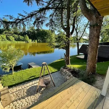 Hyggelig Sommerhus. Med Udsigt, Til Vand Fra Senge