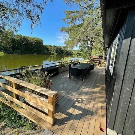 Hyggelig Sommerhus. Med Udsigt, Til Vand Fra Senge