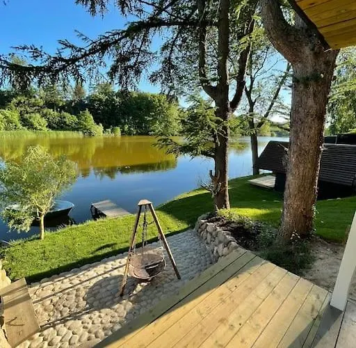 Hyggelig Sommerhus. Med Udsigt, Til Vand Fra Senge